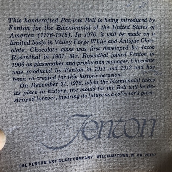VINTAGE BICENTENNIAL FENTON PATRIOTS BELLS 1776-1976CHOCOLATE SLAG and RED SLAG - Picture 15 of 17